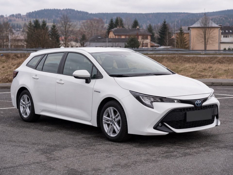 Bílá Toyota Corolla Touring Sports při kontrole.