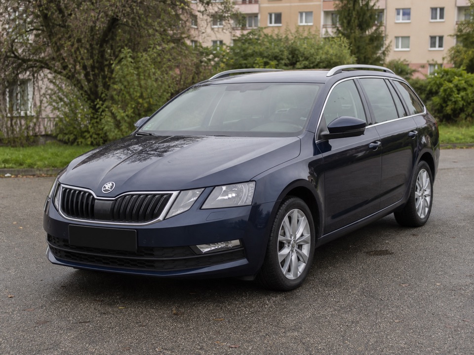 Tmavě modrá Škoda Octavia Combi při kontrole.