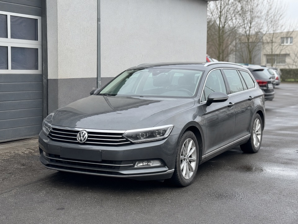Šedý Volkswagen Passat Variant při kontrole.